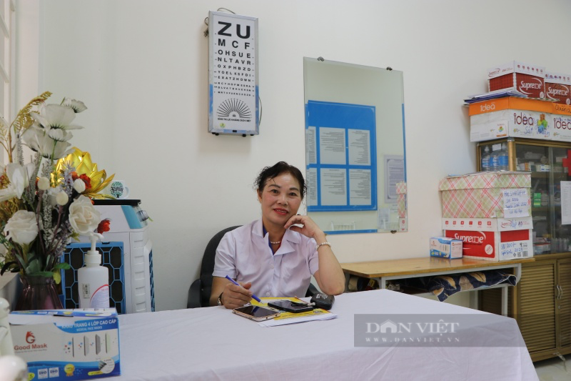 Phụ huynh, sĩ tử Hà Nội dâng hương tại điểm thi trước “cuộc chiến” thi vào lớp 10  - Ảnh 15.