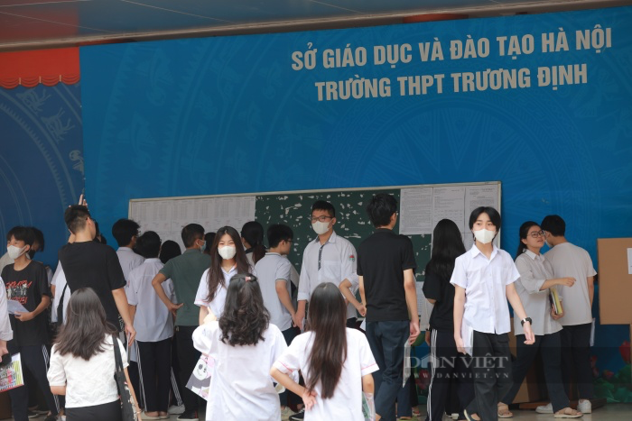 Phụ huynh, sĩ tử Hà Nội dâng hương tại điểm thi trước “cuộc chiến” thi vào lớp 10  - Ảnh 7.