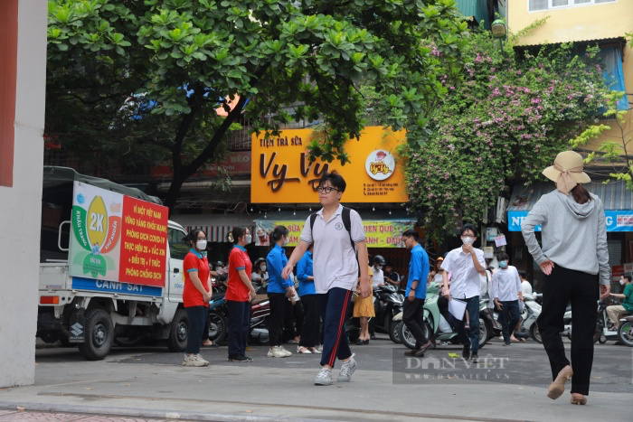 Cận cảnh thí sinh Hà Nội chuẩn bị bước vào kỳ thi lớp 10 đầy thử thách - Ảnh 2.