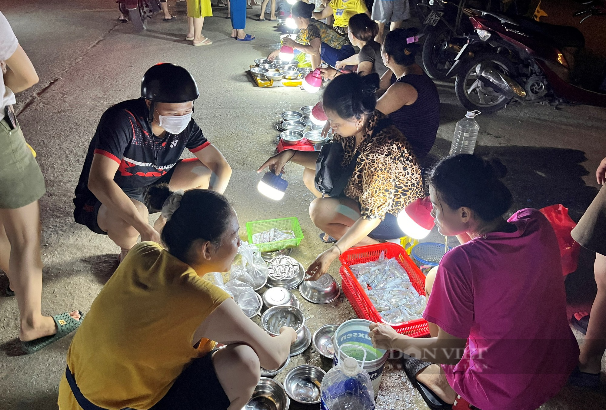 Khu chợ đặc biệt ở Cửa Lò, về đêm chỉ bán duy nhất mực nháy, giá &quot;chát&quot; du khách vẫn tranh nhau mua - Ảnh 7.