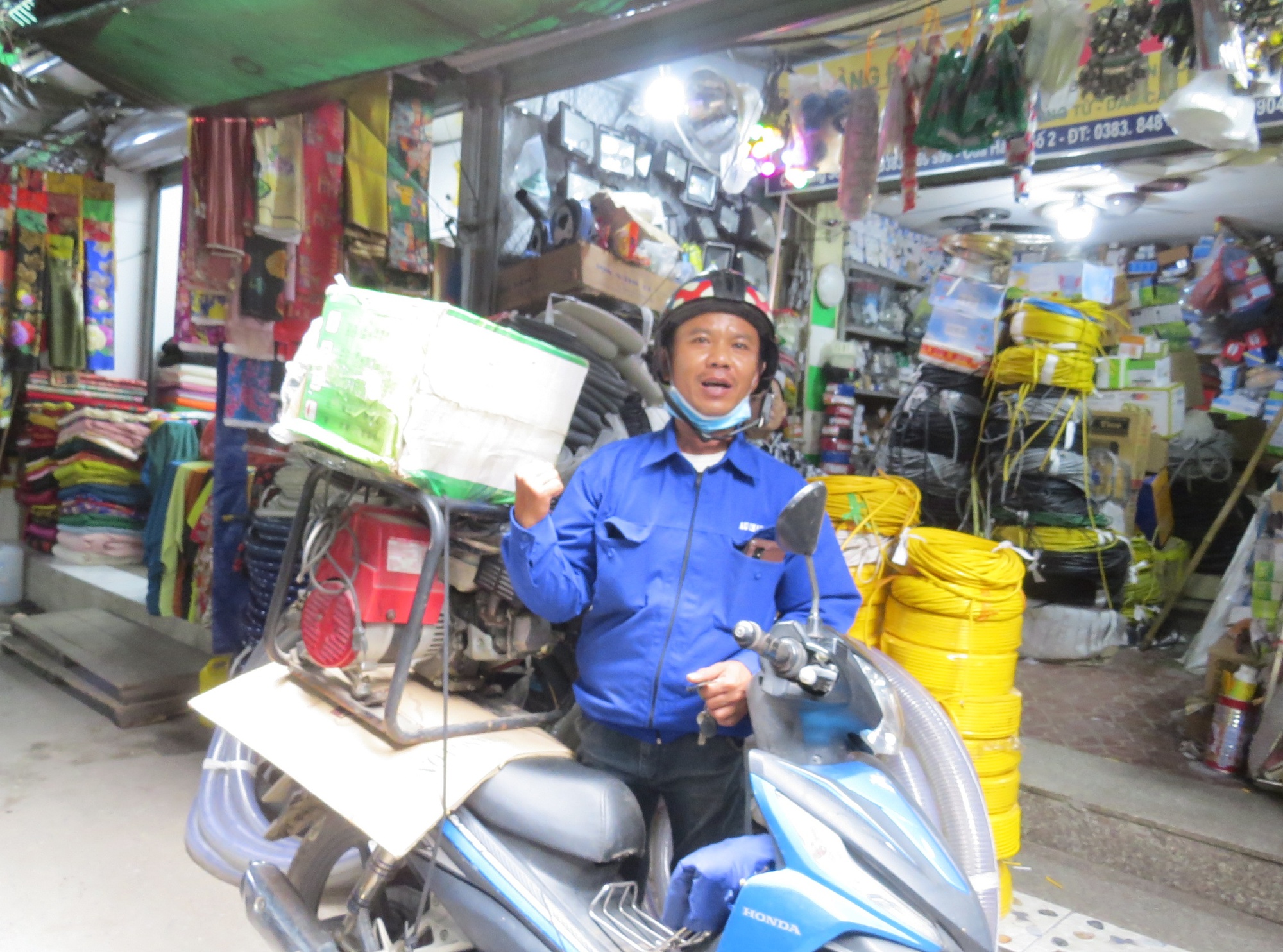 Người dân miền Trung ồ ạt đi mua đồ tích điện - Ảnh 6.