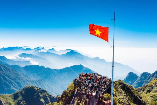 Khắp nơi nắng nóng, du khách rủ nhau tới Fansipan giải nhiệt - Ảnh 1.
