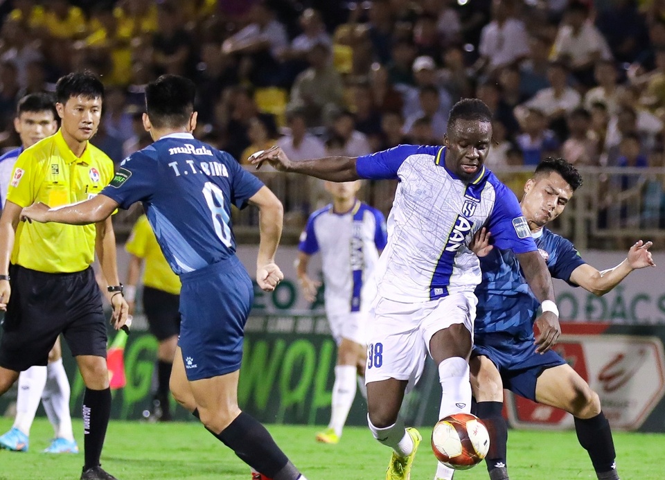 Thua SLNA, CLB TP.HCM đề nghị kỷ luật tổ trọng tài FIFA - Ảnh 1.