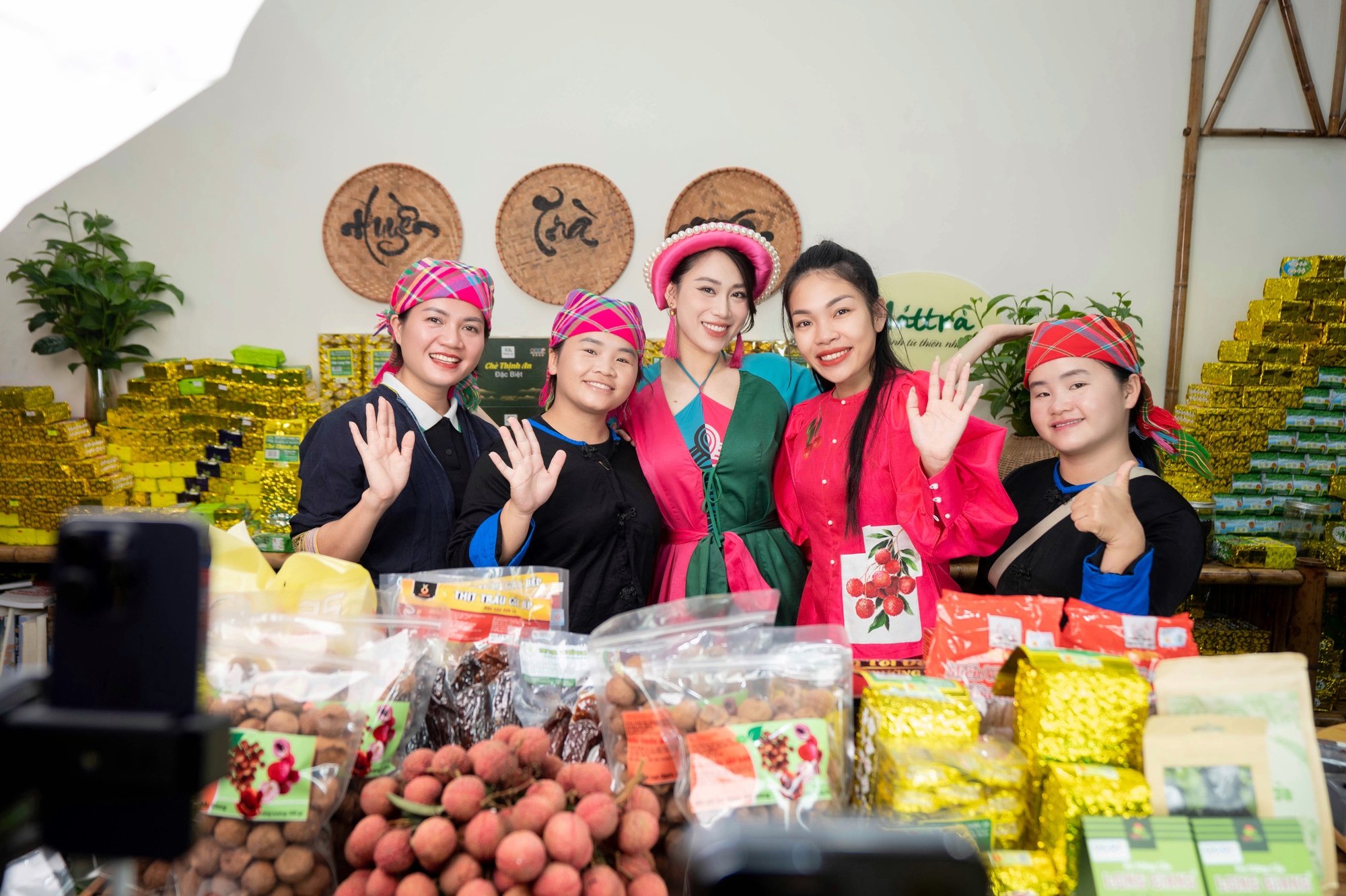 KOL lên mạng bán nông sản, chốt hàng nghìn đơn bán 23 tấn vải thiều, 200kg thịt trâu gác bếp, 5 tấn gạo - Ảnh 2.