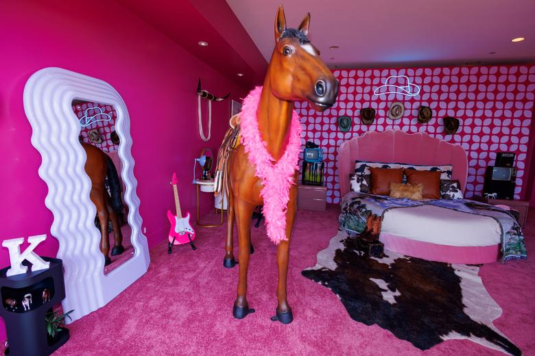 Nhà búp bê Barbie đời thực mở cửa cho du khách ở qua đêm - Ảnh 8.