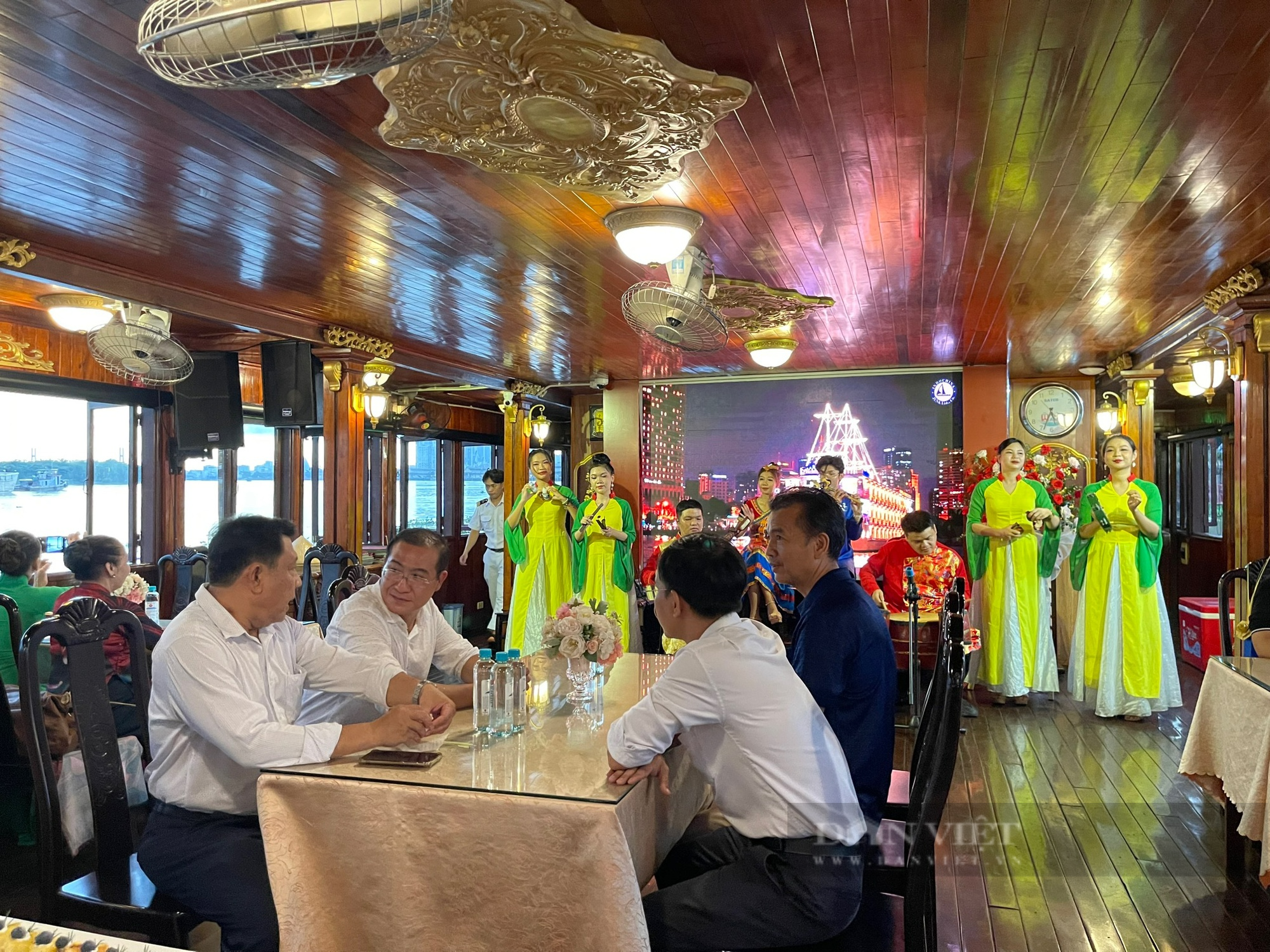 Đến quận 4 tham quan trụ sở nước mắm Liên Thành, ngồi phố ốc Vĩnh Khánh, du ngoạn sông Sài Gòn - Ảnh 3.