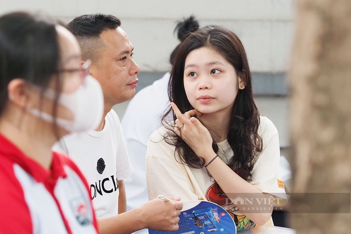 Chính thức có điểm chuẩn vào lớp 10 Hà Nội năm 2023 hệ chuyên và song bằng  - Ảnh 1.