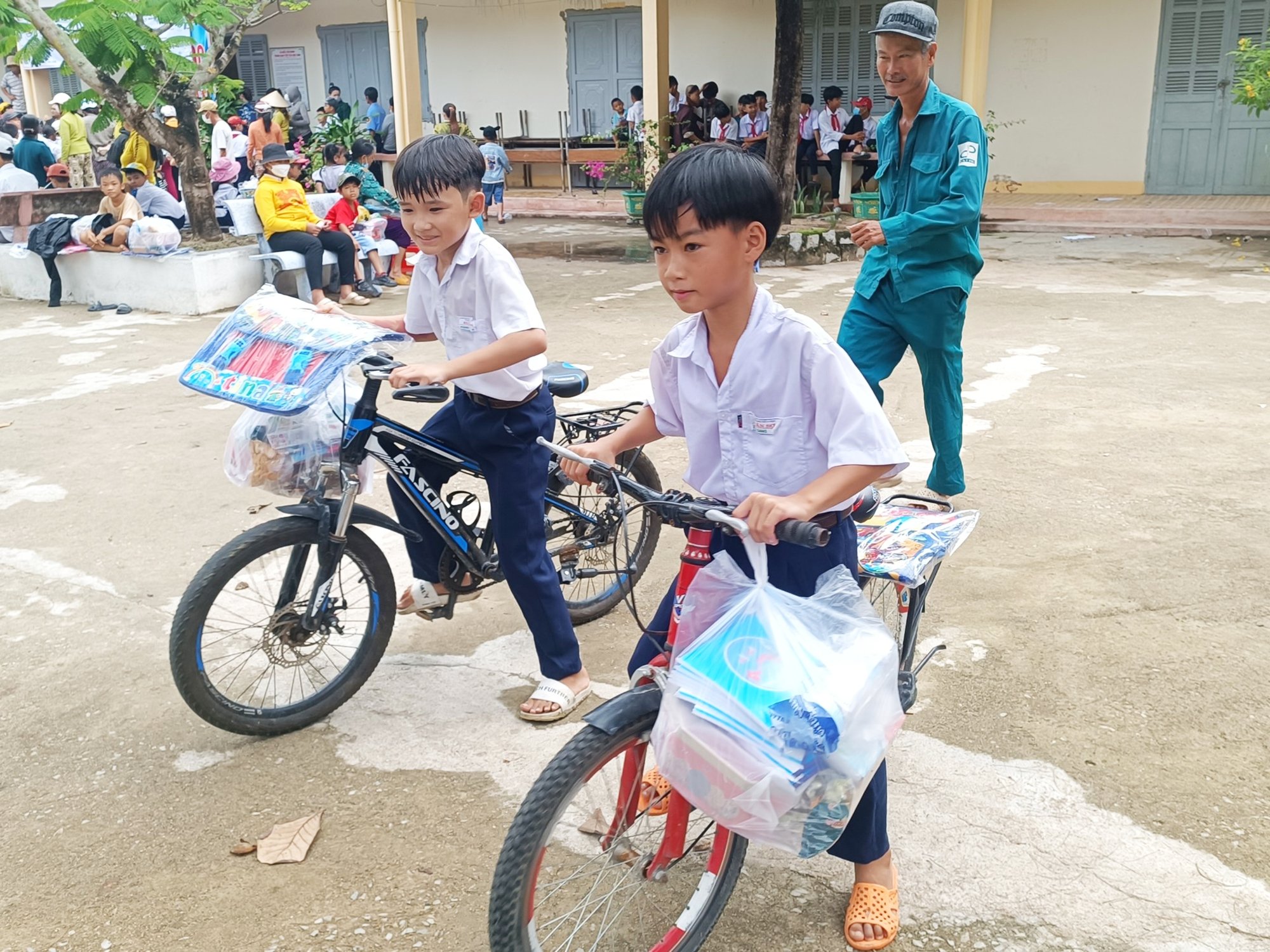 Khánh Hòa: Trao tặng 1.496 suất quà cho người dân khó khăn - Ảnh 1. Khánh Hòa: Trao tặng 1.496 suất quà cho người dân khó khăn - Ảnh 1.