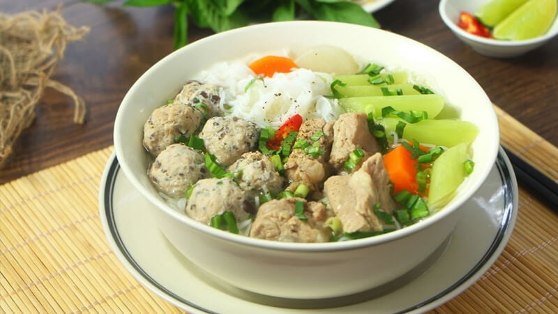 Top những món bún ngon, hấp dẫn ở Hà Nội mà du khách Tây rất thích ăn - Ảnh 3.