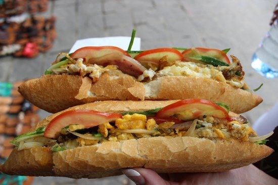 Bánh mì Phượng ở Hội An ngon cỡ nào mà khách xếp hàng dài từ sáng đến tối? - Ảnh 3.