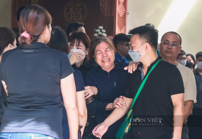 Đẫm nước mắt đám tang 3 chị em trong gia đình tử vong sau vụ cháy ở ngõ Thổ Quan, Hà Nội - Ảnh 10.