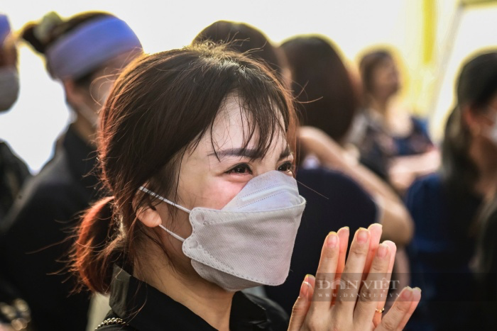 Đẫm nước mắt đám tang 3 chị em trong gia đình tử vong sau vụ cháy ở ngõ Thổ Quan, Hà Nội - Ảnh 11.