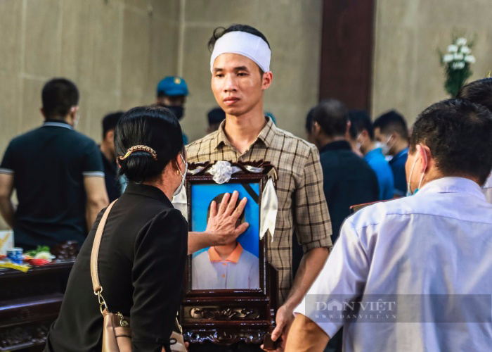 Đẫm nước mắt đám tang 3 chị em trong gia đình tử vong sau vụ cháy ở ngõ Thổ Quan, Hà Nội - Ảnh 13.