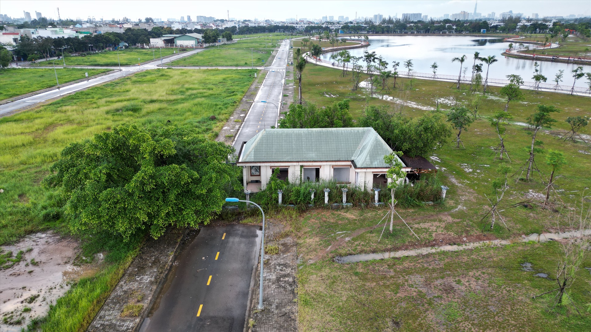 Loạt biệt thự triệu đô &quot;ngủ quên&quot; trong khu đô thị phía Đông TP.HCM - Ảnh 12.