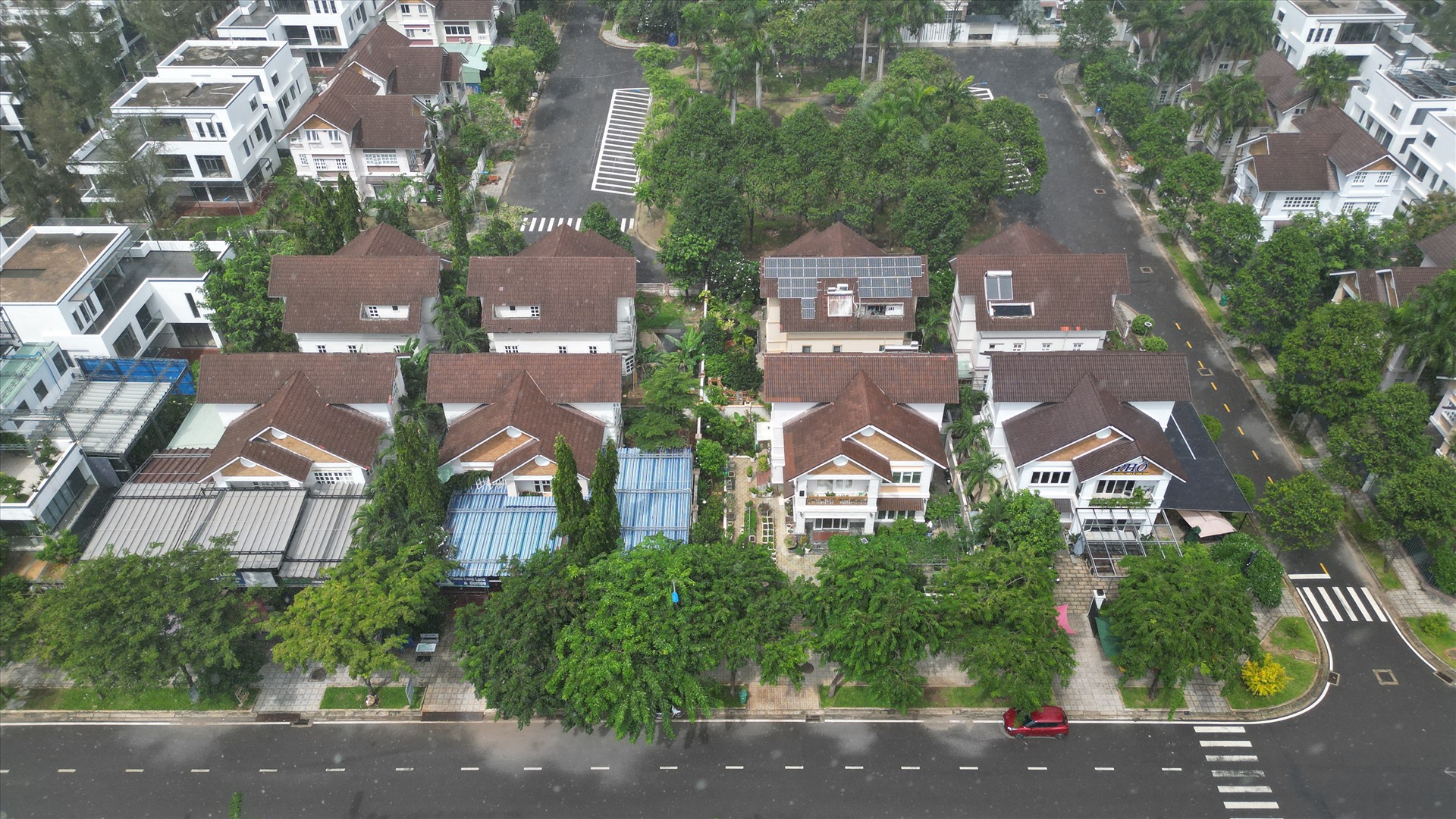 Loạt biệt thự triệu đô &quot;ngủ quên&quot; trong khu đô thị phía Đông TP.HCM - Ảnh 9.