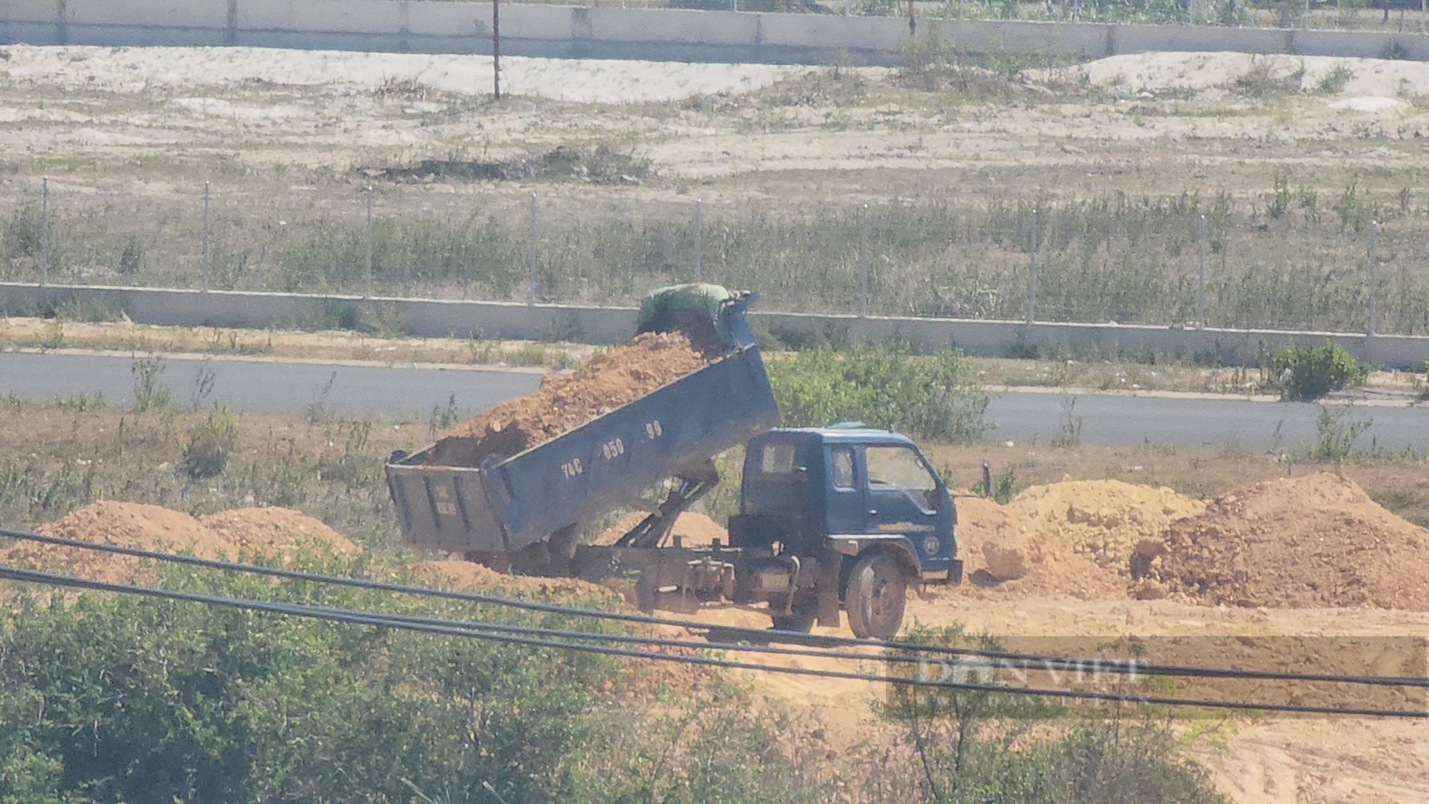 Bất ngờ ở Quảng Trị: Bãi tập kết hàng trăm m3 đất không ai nhận là chủ - Ảnh 3.