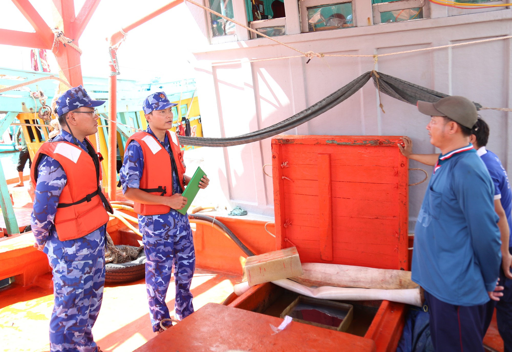Kiên Giang: Bắt tàu đang vận chuyển khoảng 45.000 lít dầu DO lậu trên biển - Ảnh 2.