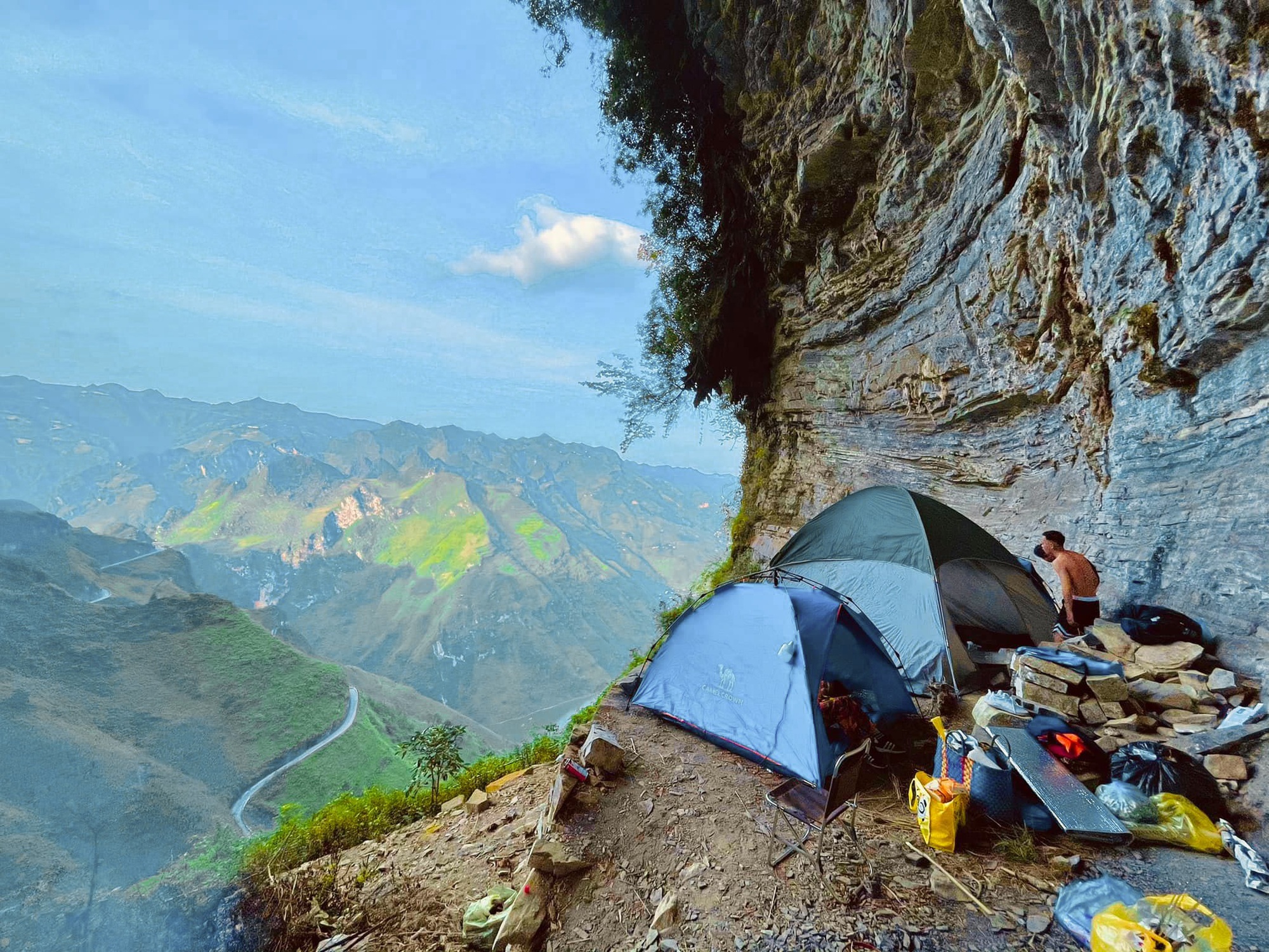 Cắm trại &quot;nghìn sao&quot; trên vách đá ở Hà Giang - Ảnh 5.