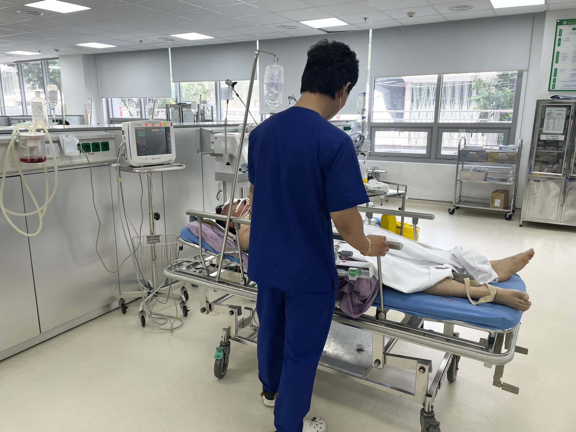 Nổ nồi áp suất khiến 1 nam giới bỏng nặng, gãy chân - Ảnh 1.