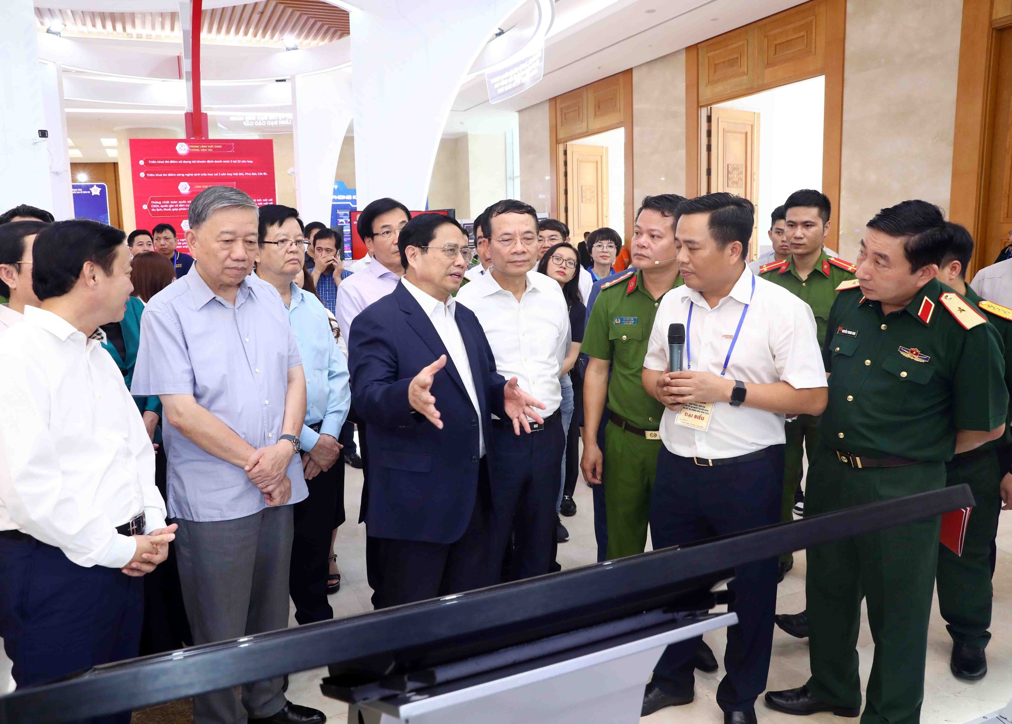 Thủ tướng: Mục đích cuối cùng của chuyển đổi số là phục vụ con người - Ảnh 3.