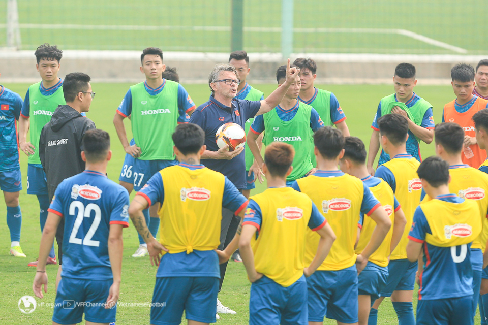 HLV Troussier sắp triệu tập &quot;siêu đội hình&quot; cho bóng đá Việt Nam? - Ảnh 2.