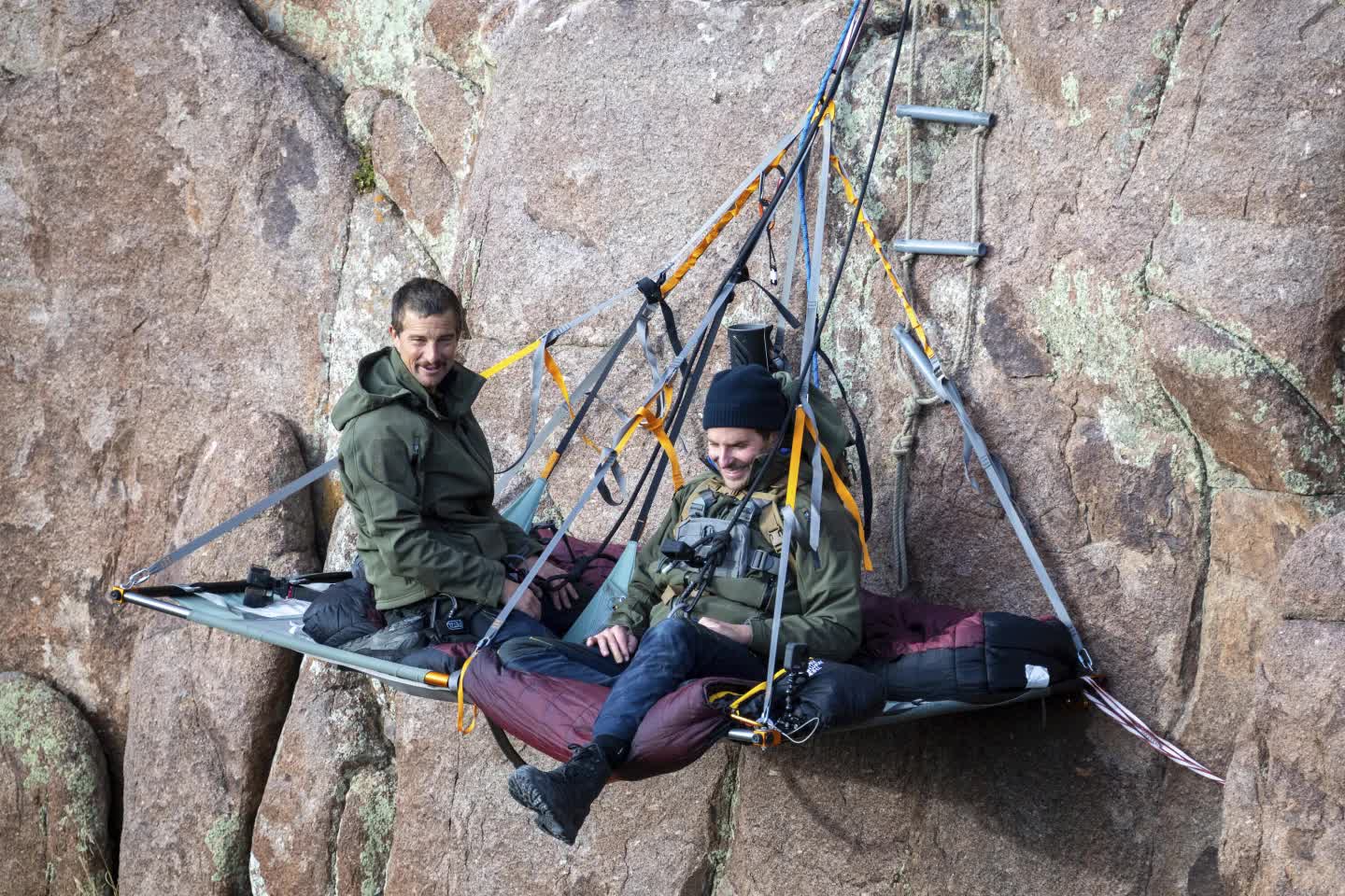 Loạt sao Hollywood &quot;vào rừng&quot; với Bear Grylls - Ảnh 2.