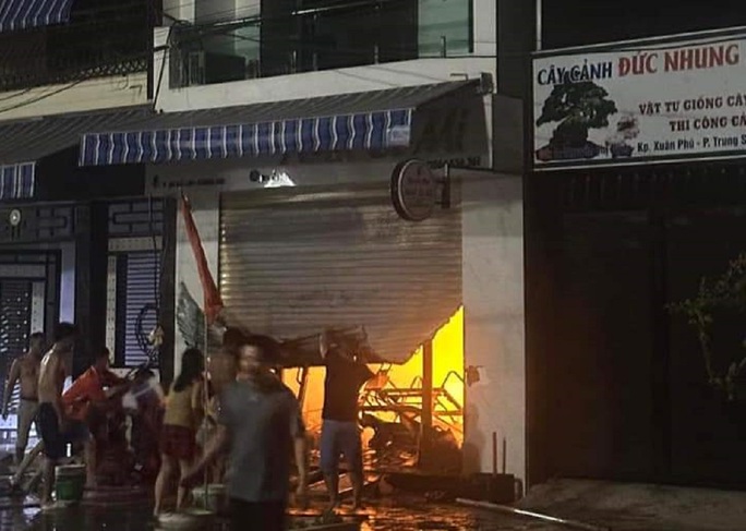 Cháy xe điện, hai bà cháu tử vong trong nhà - Ảnh 1.