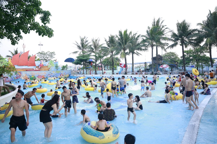 Công viên nước hồ Tây đón hàng nghìn người mỗi ngày đến &quot;giải nhiệt&quot; - Ảnh 2.