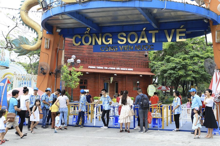 Công viên nước hồ Tây đón hàng nghìn người mỗi ngày đến &quot;giải nhiệt&quot; - Ảnh 3.