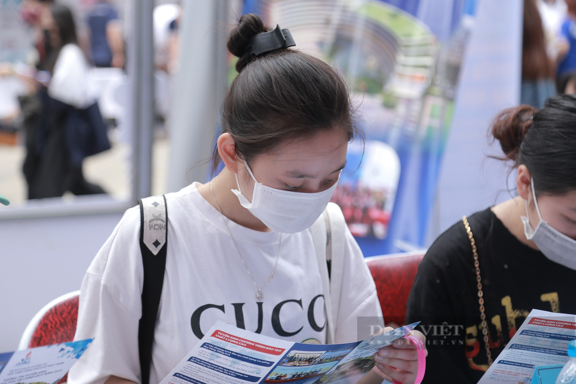 Các trường dự đoán điểm chuẩn đại học năm 2023 khối D: Biến động giữa các ngành - Ảnh 1.
