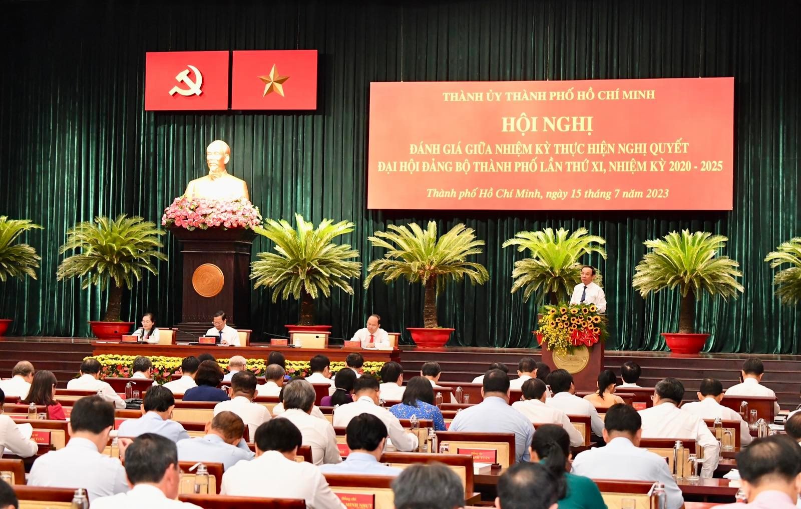 Bí thư TP.HCM Nguyễn Văn Nên: TP.HCM đã đi qua giai đoạn &quot;tưởng chừng không thể vượt qua được&quot; - Ảnh 1.