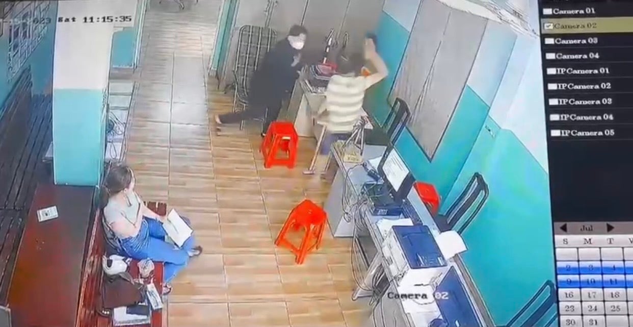 TP.HCM: Một cán bộ công an trực ban quận Gò Vấp bị người đàn ông cầm hung khí tấn công ngay tại trụ sở - Ảnh 1.