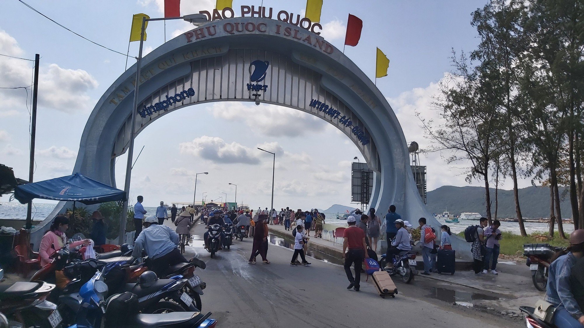 Kiên Giang: Tàu đi Phú Quốc tạm ngưng hoạt động do ảnh hưởng bão số 1 - Ảnh 1.