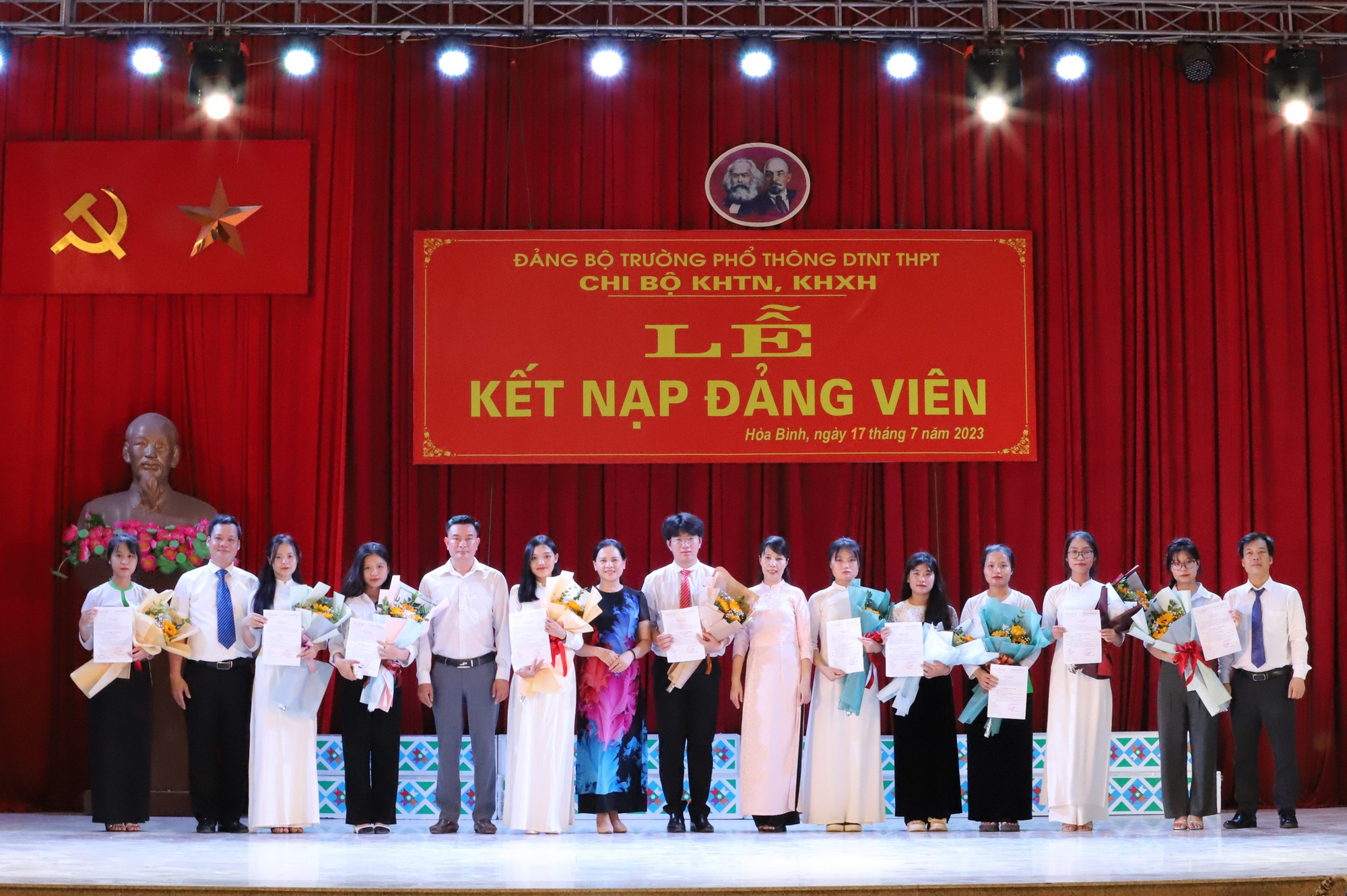 Hòa Bình: Kết nạp Đảng cho 10 học sinh ưu tú Trường Nội trú tỉnh - Ảnh 1.