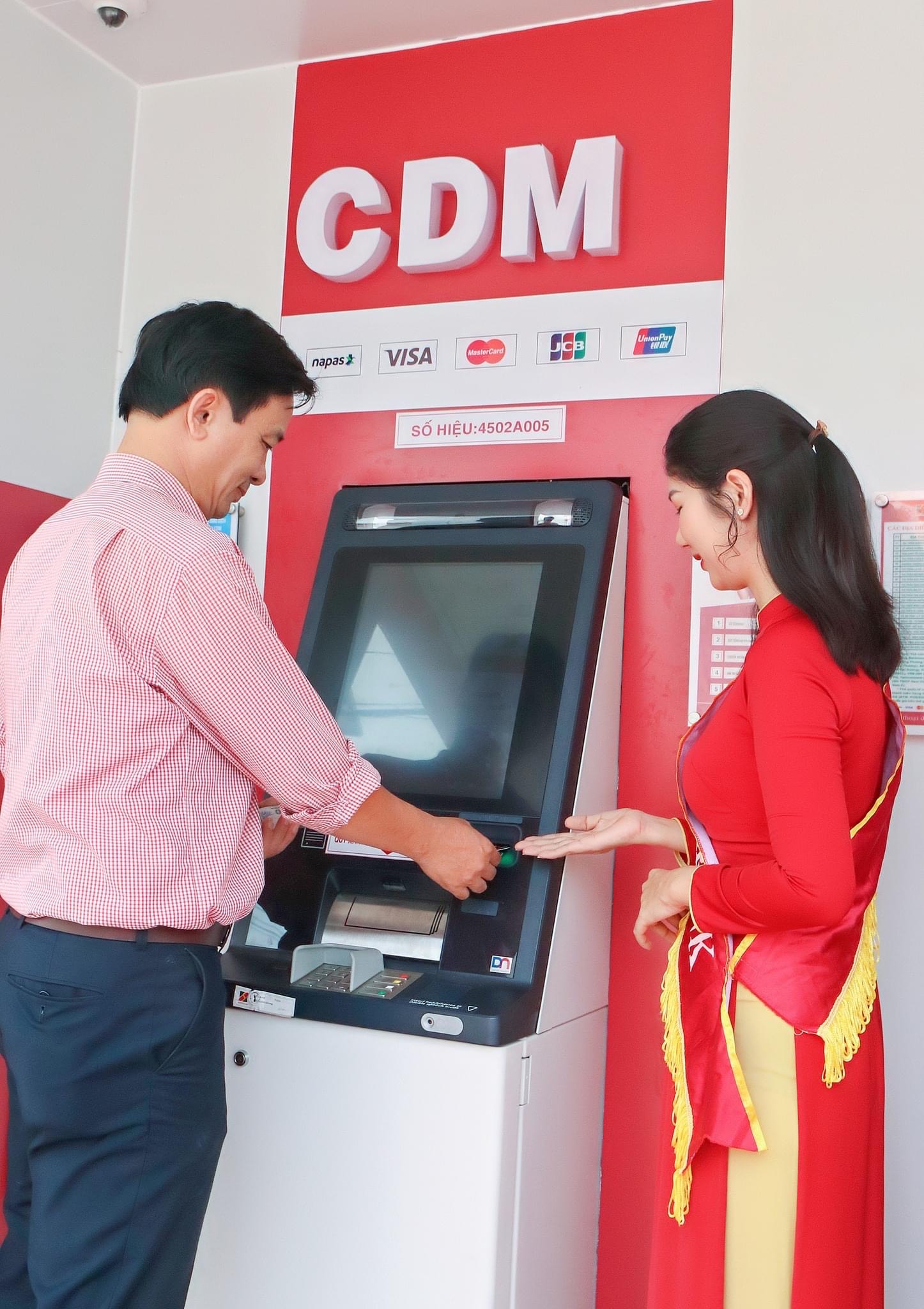 Agribank Quảng Ngãi tích cực chuyển đổi số, hướng đến ngân hàng hiện đại - Ảnh 1. Agribank Quảng Ngãi tích cực chuyển đổi số, hướng đến ngân hàng hiện đại - Ảnh 1.