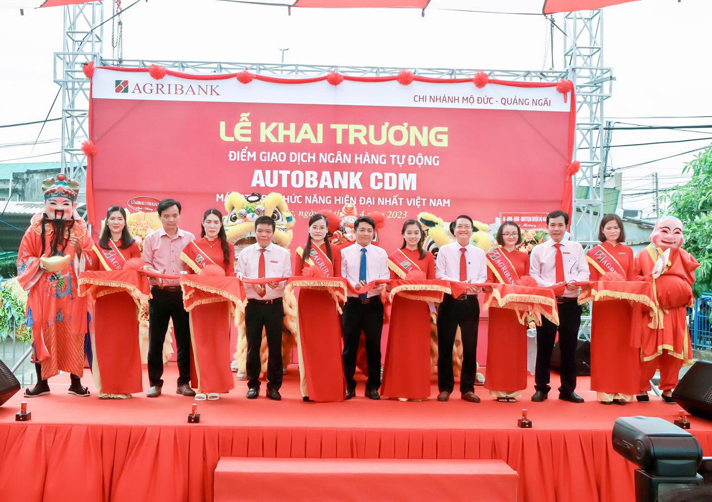 Agribank Quảng Ngãi tích cực chuyển đổi số, hướng đến ngân hàng hiện đại - Ảnh 4. Agribank Quảng Ngãi tích cực chuyển đổi số, hướng đến ngân hàng hiện đại - Ảnh 4.