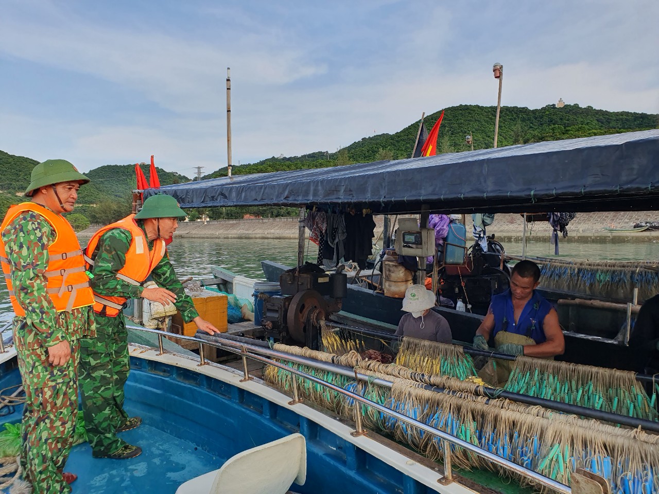 Ứng phó bão số 1 (Talim), Biên phòng tỉnh Quảng Ninh  chỉ đạo bắn 3 lượt pháo hiệu báo bão - Ảnh 3.
