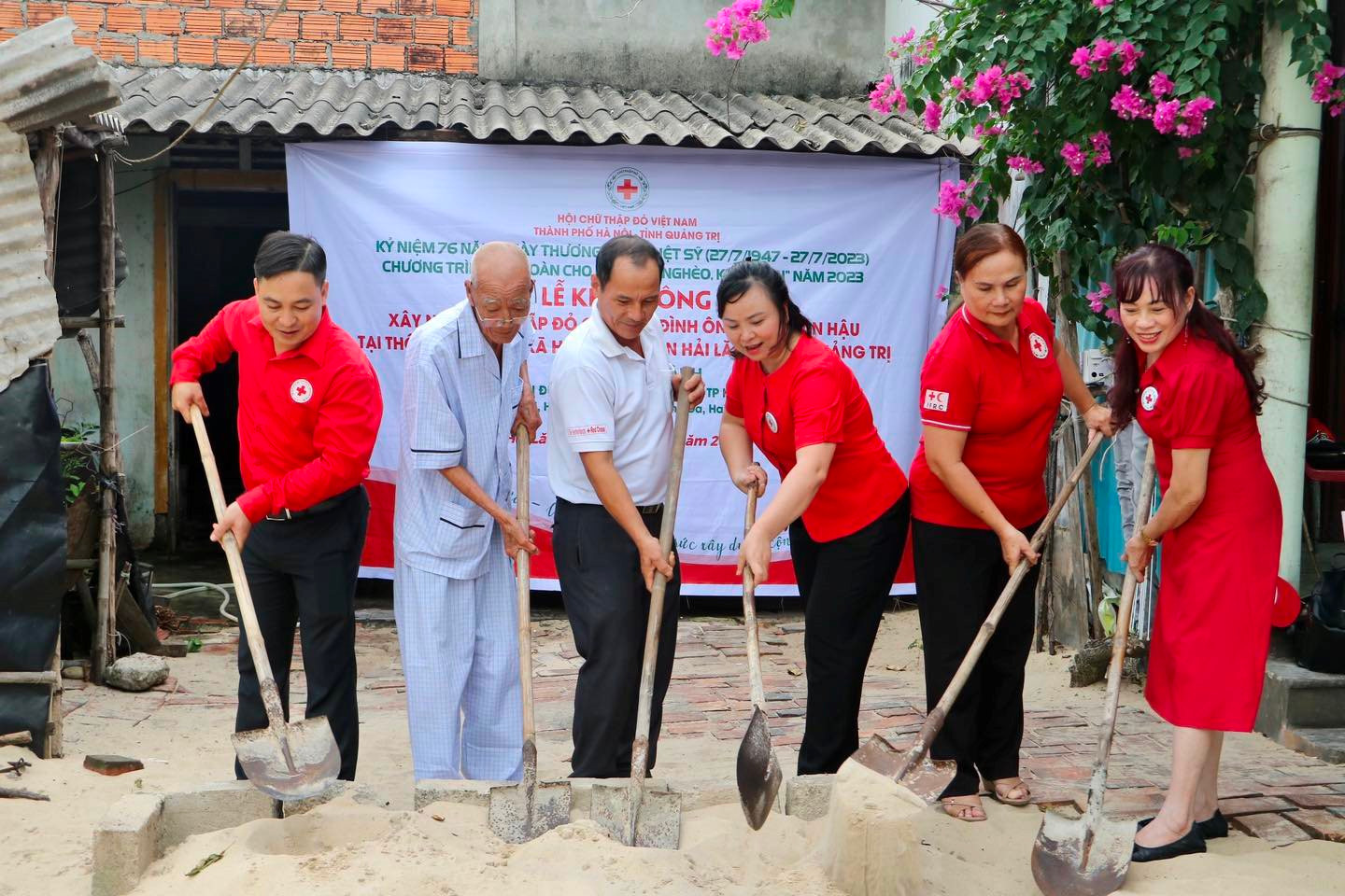 Tri ân người có công, hỗ trợ người dân gặp khó khăn - Ảnh 2.