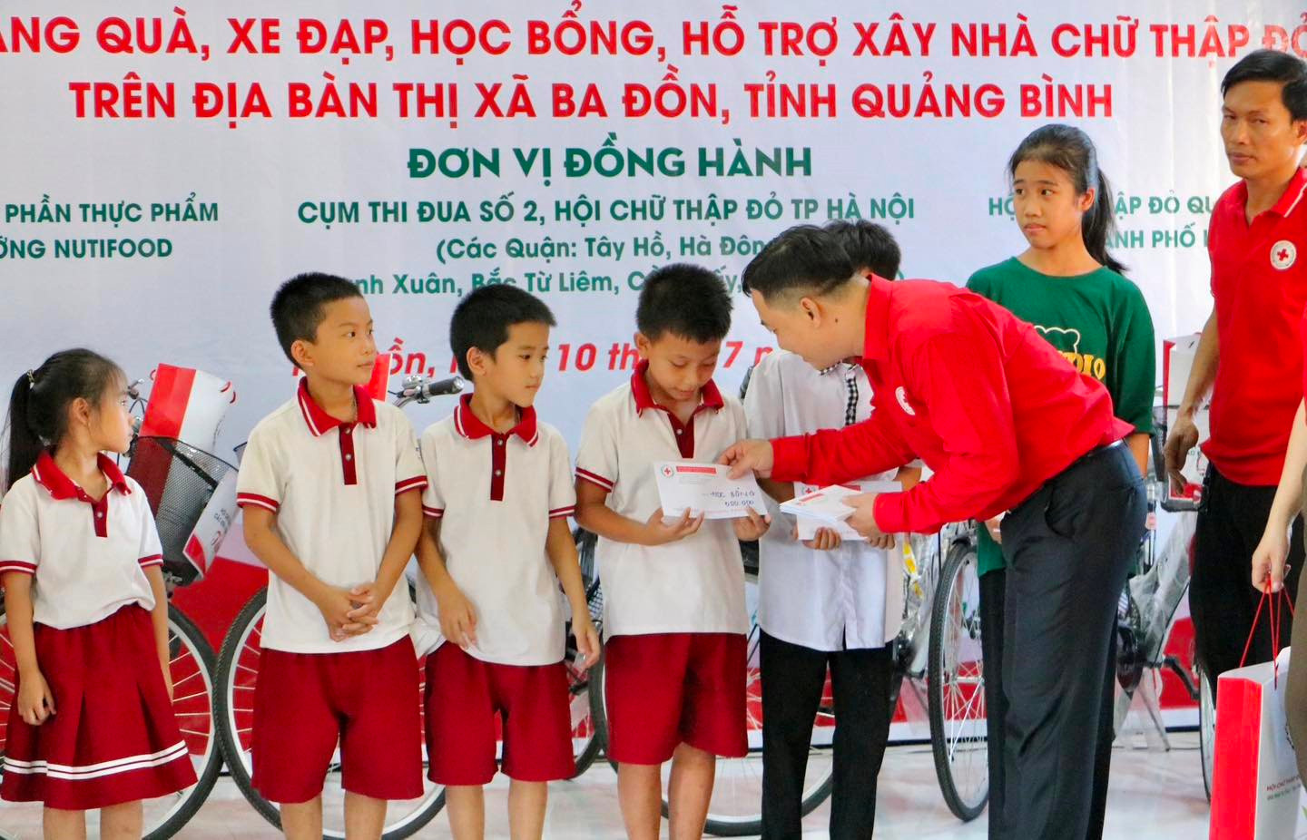 Tri ân người có công, hỗ trợ người dân gặp khó khăn - Ảnh 1.