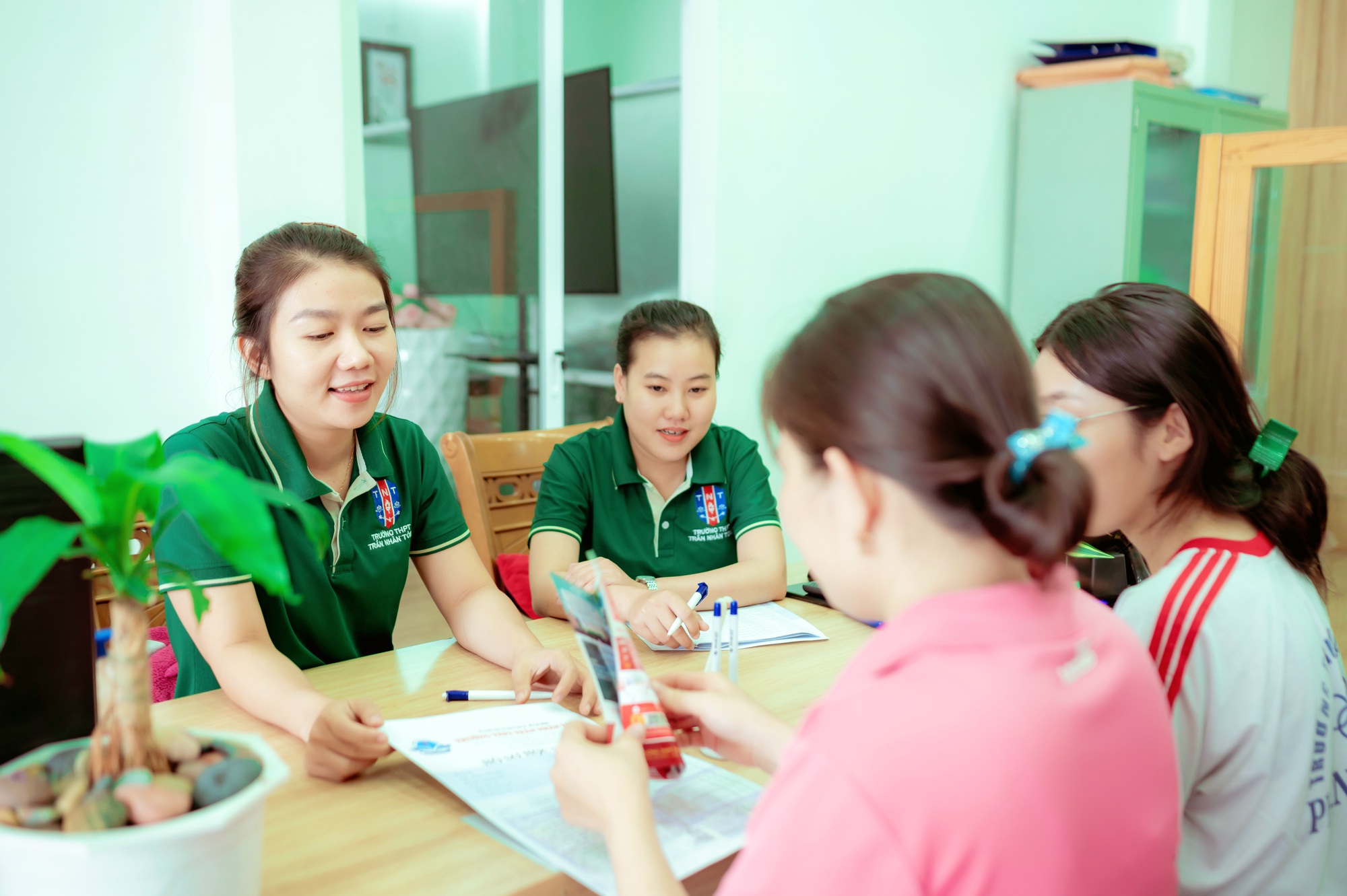 Hơn 1.000 học sinh đăng ký xét tuyển bổ sung lớp 10 tại TP.HCM - Ảnh 1.