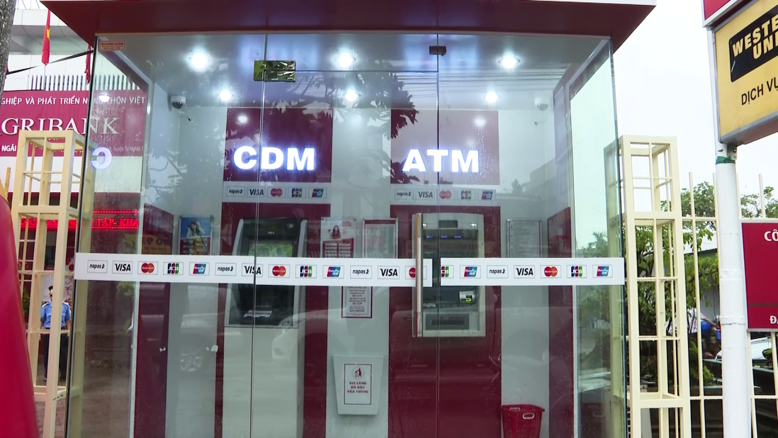 Agribank Quảng Ngãi tích cực chuyển đổi số, hướng đến ngân hàng hiện đại - Ảnh 5. Agribank Quảng Ngãi tích cực chuyển đổi số, hướng đến ngân hàng hiện đại - Ảnh 5.