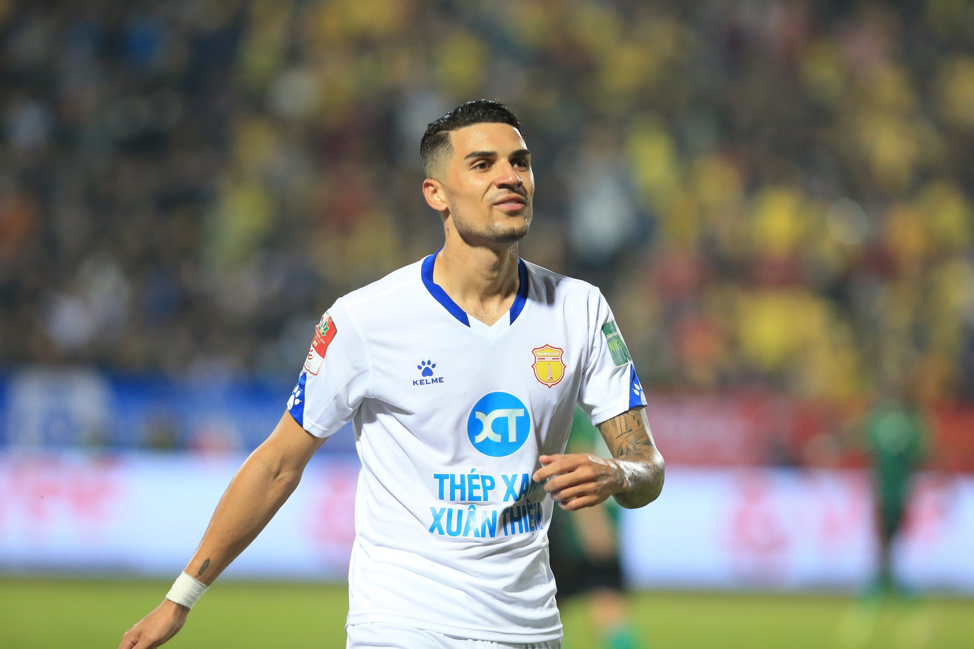Tin sáng (18/7): HLV Troussier triệu tập 2 ngoại binh Brazil hay nhất V.League 2023? - Ảnh 1.