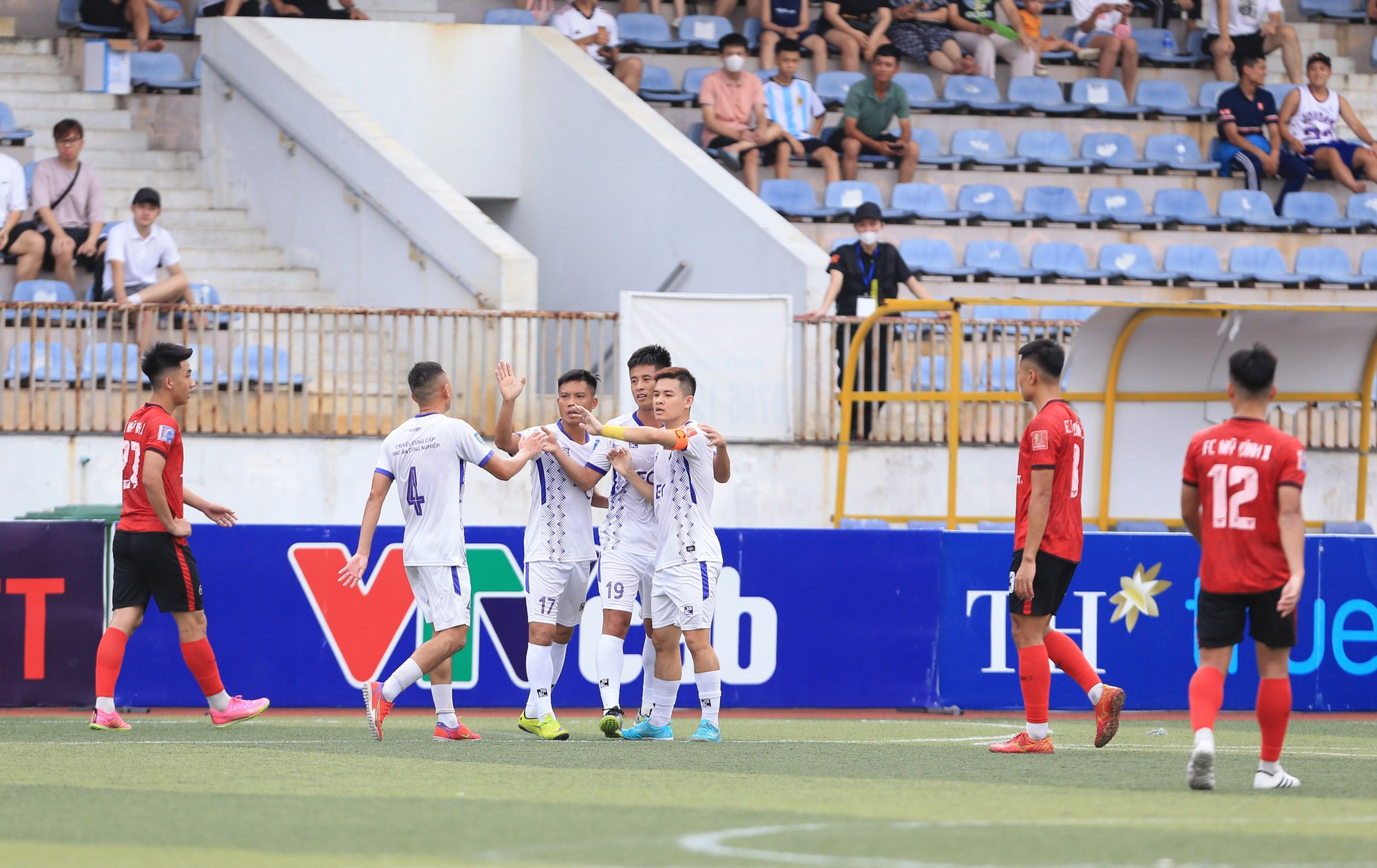 Huỷ diệt Mỹ Đình 2 với tỷ số ấn tượng 7-0. FC EOC đã tìm lại được niềm vui chiến thắng.