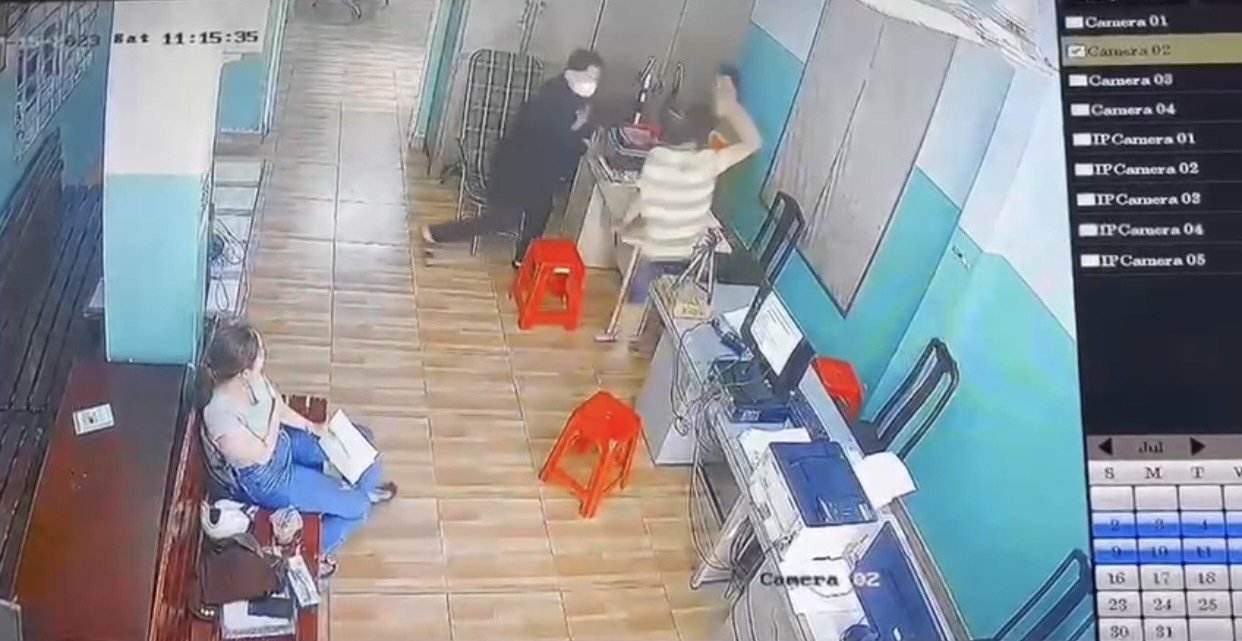 Đối tượng cầm kéo tấn công cán bộ công an ở Gò Vấp có thể bị xử lý những trường hợp nào? - Ảnh 1.
