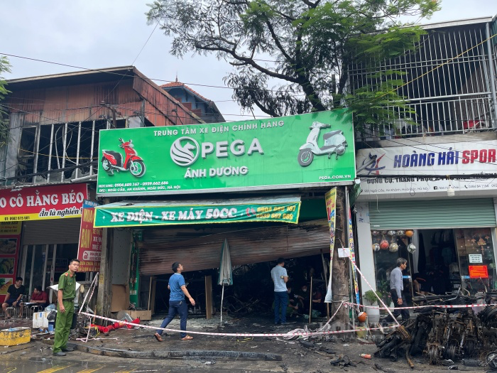 Hiện trường tan hoang sau hoả hoạn 3 người trong cùng gia đình tử vong thương tâm ở Hà Nội - Ảnh 1.