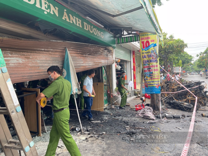 Hiện trường tan hoang sau hoả hoạn 3 người trong cùng gia đình tử vong thương tâm ở Hà Nội - Ảnh 4.