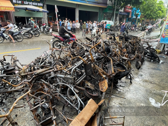 Hiện trường tan hoang sau hoả hoạn 3 người trong cùng gia đình tử vong thương tâm ở Hà Nội - Ảnh 7.