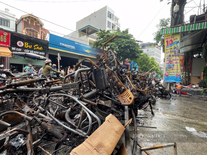 Hiện trường tan hoang sau hoả hoạn 3 người trong cùng gia đình tử vong thương tâm ở Hà Nội - Ảnh 8.