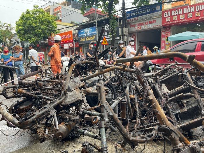 Hiện trường tan hoang sau hoả hoạn 3 người trong cùng gia đình tử vong thương tâm ở Hà Nội - Ảnh 9.