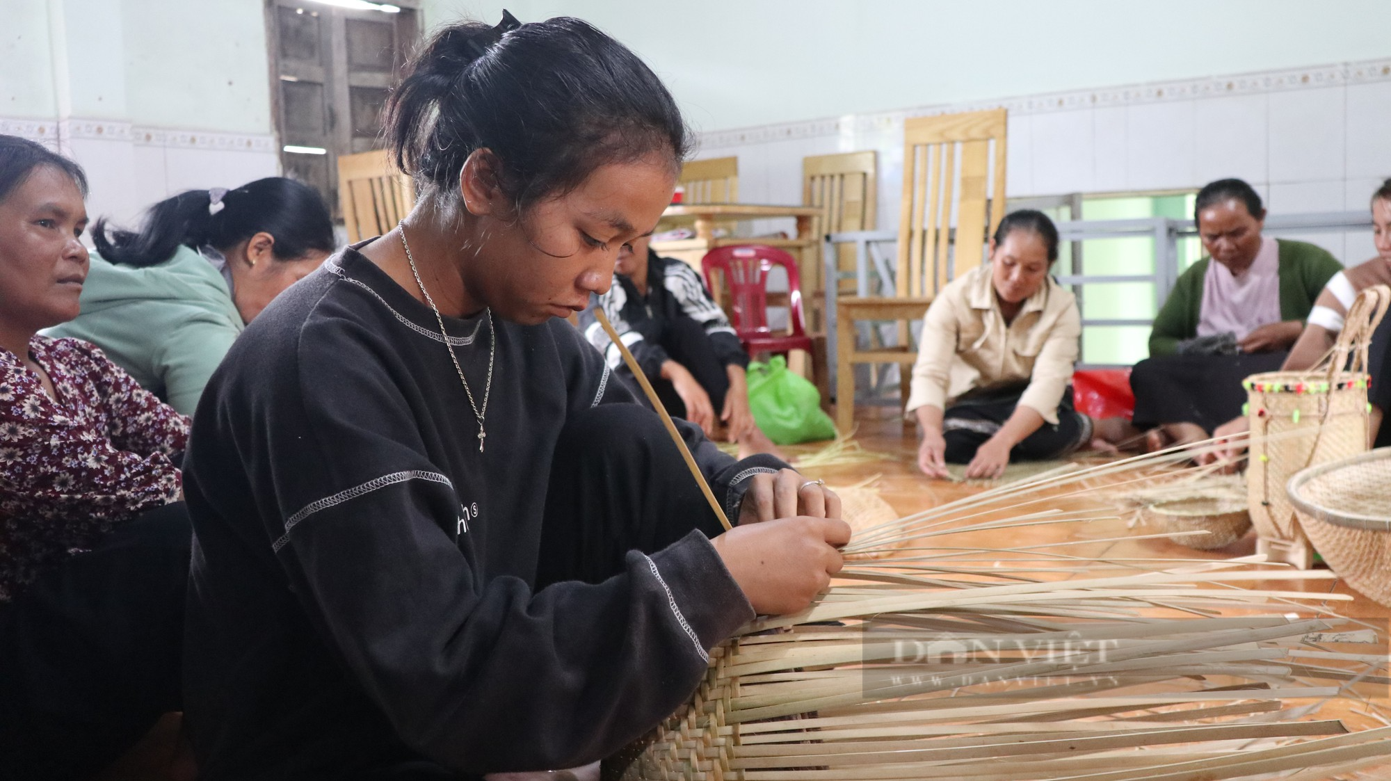 Tập trung đan lát những ngày rảnh rỗi, chị em người K’ho Sre ở Đinh Lạc có thêm thu nhập - Ảnh 2.